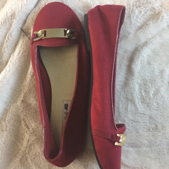 Womens American eagle red flats with gold buckle size 8.5 - Picture 3 of 4